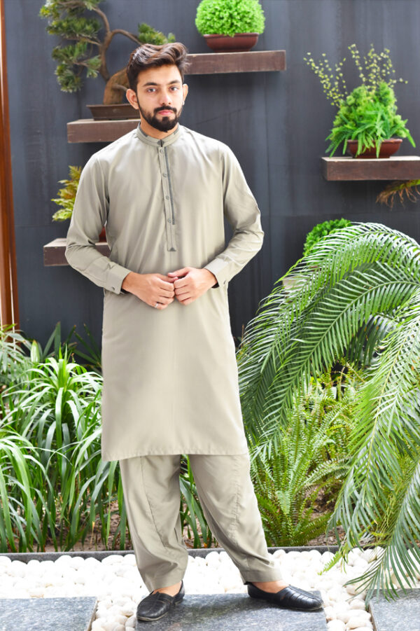 Pakistani Men's Dresses: Top Fabric & Trendy Styles!